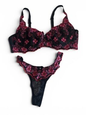 Frederick's of Hollywood Black & Fuchsia Floral Lace Bra and Thong Set